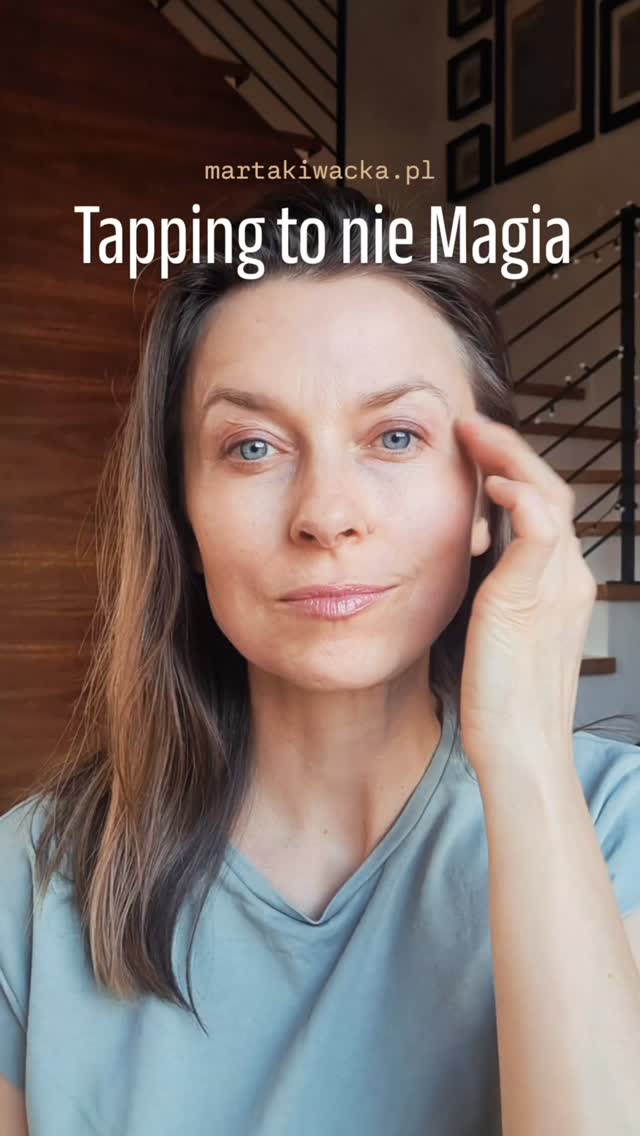 EFT tapping i kortyzol leci w dół. 
EFT tapping to nie magia. To neuronauka w służbie biologii 🧠✨️
Kiedy opukujesz punkty akupresurowe, stosując konkretne sformułowania, wysyłasz uspokajające sygnały do ​​mózgu, a nauka to potwierdza!

Badanie dr Pety Stapleton, opublikowane w 2020 roku w czasopiśmie „Journal of Psychological Trauma”, wykazało, że EFT Tapping obniżyło poziom kortyzolu o 43%!

W randomizowanym, kontrolowanym badaniu, poziom kortyzolu mierzono w ślinie uczestników przed i po sesji EFT, psychoedukacji lub odpoczynku. Każda grupa była poddawana terapii przez 60 minut, a poziom kortyzolu mierzono w ślinie przed i po niej. W grupie EFT Tapping odnotowano 43% spadek kortyzolu, podczas gdy w grupie psychoedukacji spadek wyniósł jedynie 19% (a w grupie odpoczynku wzrost o 2%).

To tylko jedno z wielu badań dotyczących tappingu. 
Opukiwanie skutecznie przełącza organizm z trybu walki/ucieczki (współczulny) w tryb odpoczynku (przywspółczulny).
To narzędzie samoregulacji, które zmienia chemię Twojego organizmu tu i teraz.

Praktykuj ze mną EFT i poczuj różnicę! 💛

sesje online 1:1 • sesje grupowe EFT • warsztaty • metoda EFT tapping • emocje • wzorce zachowań • zmiana przekonań • uwalnianie blokad • wsparcie • rozwój osobisty • terapia • uzdrawianie ciała i duszy • zdrowie • wygląd • relacje • finanse • spełnione życie • manifestacja • redukcja stresu • spokój naturalnie • techniki wyciszające • układ nerwowy • biohacking • naturalne sposoby na emocje

#stres #neuronauka #układnerwowy #eft #EFTtapping