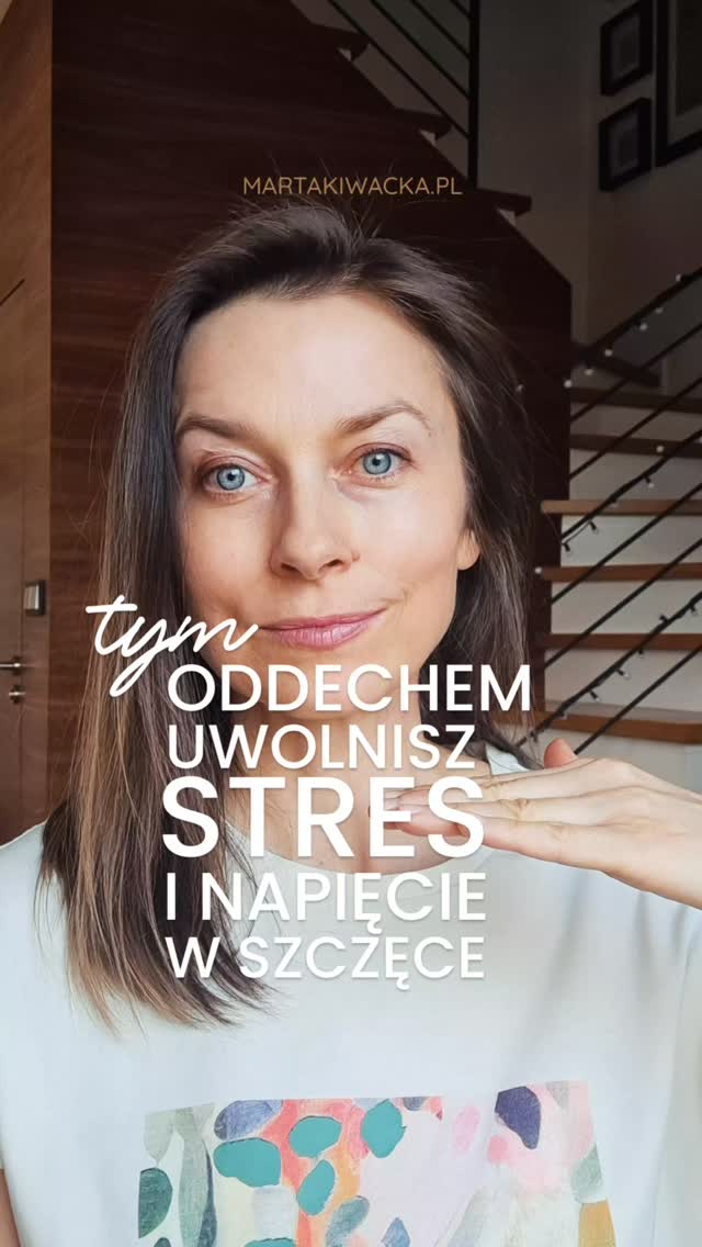 Czy masz czasem wrażenie, że Twój mózg ma zbyt wiele otwartych zakładek? 🤯 Spróbuj tej techniki. To nie jest zwykły głęboki oddech – jest to tzw. „Westchnienie Fizjologiczne”.

Ustandaryzowana przez naukowców z Uniwersytetu Stanforda, ta technika podwójnego wdechu to szybki sposób na reset układu nerwowego tu i teraz.

Korzyści w życiu codziennym:
✅ Usuwa nadmiar CO2: Usuwa „gaz stresowy”, który powoduje pobudzenie.
✅ Reset płuc: Ponownie napełnia powietrzem maleńkie pęcherzyki płucne, które zapadają się w stresie.
✅ Natychmiastowy spokój: Pobudza nerw błędny do obniżenia tętna w ciągu kilku sekund.

🌬 Jak wykonać ‘Westchnienie Fizjologiczne”:
Weź głęboki wdech nosem, dopełnij krótkim wdechem pod koniec, aby całkowicie otworzyć płuca. Zatrzymaj na moment i zrób długi, powolny wydech ustami.

Powtarzaj w chwilach stresu i napięcia.

Praktykuj ze mną i poczuj różnicę 💛

redukcja stresu • spokój naturalnie • techniki wyciszające • układ nerwowy • biohacking • naturalne sposoby na emocje • metoda EFT tapping • sesje online 1:1 • sesje grupowe EFT • warsztaty • emocje • wzorce zachowań • zmiana przekonań • uwalnianie blokad • wsparcie • rozwój osobisty • terapia • uzdrawianie ciała i duszy • zdrowie • wygląd • relacje • finanse • spełnione życie • manifestacja

#stres #układnerwowy #regulacja #emocje #EFTtapping