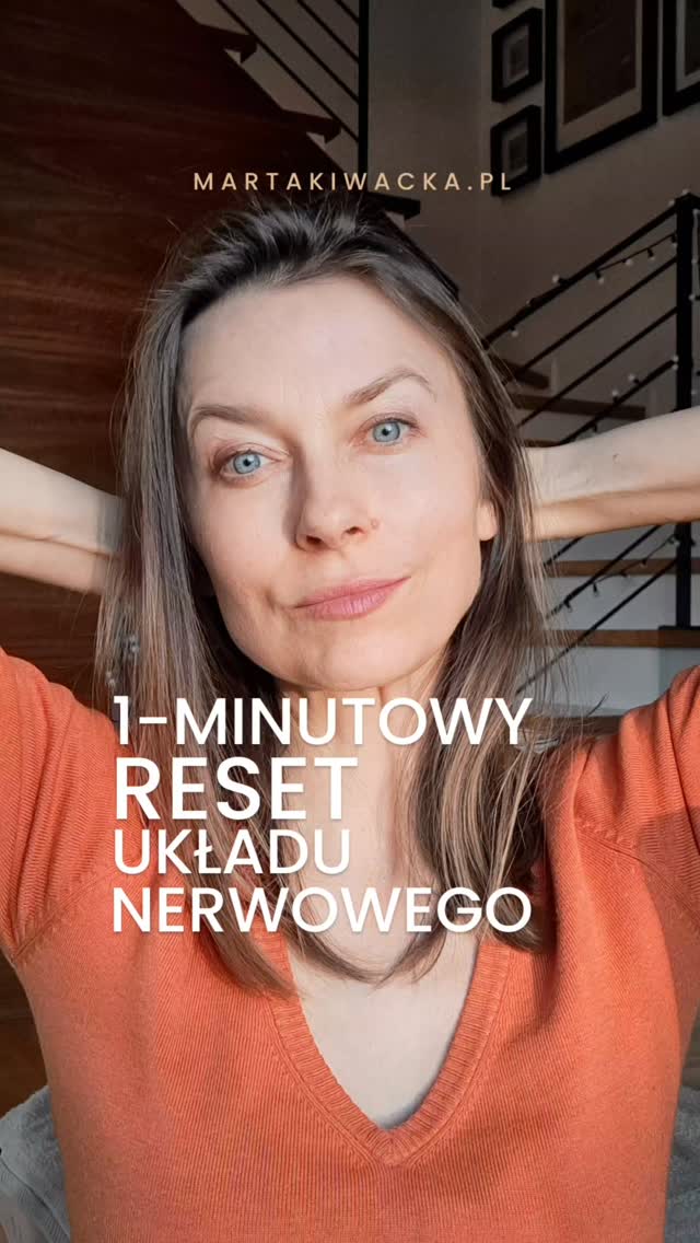 Czy wiesz, że 1 negatywna myśl potrafi włączyć stres i zmienić położenie kręgów szyjnych?
To ćwiczenie pozwoli Ci przywrócić wszystko na swoje miejsce.
Jeśli podczas niego ziewasz, wzdychasz, przełykasz ślinę, łzawią Ci oczy… a nawet pojawiają się emocje – regulacja już zachodzi. Twoje ciało właśnie przełącza się z trybu stresu w tryb odpoczynku i regeneracji. 

A jeśli jesteś osobą, która „czuje się w porządku”… ale jest ciągle aktywna, wszystko kontroluje i myśli kilka kroków do przodu – to ćwiczenie jest szczególnie dla Ciebie 🤍
Bo wiele aktywnych, zadaniowych kobiet nie czuje już stresu w głowie. Czuje go w ciele:
• napięte ramiona
• płytki oddech
• niespokojny sen
• trudność z wyłączeniem się
Dlatego warto zrobić krótką pauzę na reset. 

To tzw. Ćwiczenie Podstawowe wg Stanleya Rosenberga.
Jak je wykonać:
1️⃣ Usiądź wygodnie lub połóż się na plecach (pierwsze kilka razy najlepiej wykonać właśnie w leżeniu).
2️⃣ Spleć palce i połóż dłonie za głową.
3️⃣ Głowa pozostaje nieruchomo w centrum.
4️⃣ Spójrz samymi oczami jak najdalej w bok i pozostań tak 30–60 sekund.
Poczekaj, aż ciało zareaguje.
Potem powtórz na drugą stronę. 

W tym czasie Twój układ nerwowy cicho sprawdza:
„Czy jestem bezpieczna?
Czy mogę choć trochę odpuścić?” 

Może pojawić się:
✨ ziewnięcie
✨ westchnienie
✨ przełknięcie śliny
✨ łzawienie oczu
✨ emocje 

Nie blokuj tych reakcji. Każda z nich jest informacją, że ciało się reguluje. To tylko 1–2 minuty, a daje wyraźny reset układu nerwowego.
Możesz robić to ćwiczenie kilka razy w ciągu dnia. 

💬 Napisz w komentarzu:
Co zrobiło Twoje ciało?
Ziewnięcie, przełknięcie śliny, emocje… a może jeszcze nic?
Każda reakcja jest w porządku. 

Praktykuj ze mną i poczuj różnicę 💛 

redukcja stresu • spokój naturalnie • techniki wyciszające • układ nerwowy • biohacking • naturalne sposoby na emocje • metoda EFT tapping • sesje online 1:1 • sesje grupowe EFT • warsztaty • emocje • wzorce zachowań • zmiana przekonań • uwalnianie blokad • wsparcie • rozwój osobisty • terapia • uzdrawianie ciała i duszy • zdrowie • wygląd • relacje • finanse • spełnione życie • manifestacja 

#stres #układnerwowy #regulacja #emocje #EFTtapping