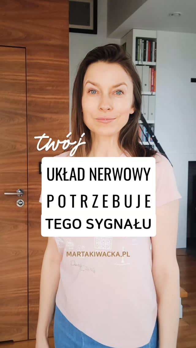 Twój układ nerwowy zawsze słucha.
Nawet wtedy, gdy Twoje myśli są gdzie indziej.

Problem polega na tym, że większość z nas funkcjonuje na co dzień w trybie zagrożenia — często zupełnie nieświadomie.

I wtedy:
czujesz napięcie, rozdrażnienie, niepokój…
ale nie do końca wiesz dlaczego.

To nie „Twoja wina”.
To sygnał z ciała.

Dlatego dziś mam dla Ciebie bardzo proste ćwiczenie somatyczne, które możesz zrobić w każdej chwili.

Najpierw:
delikatne kołysanie ciała — przywraca równowagę i uspokaja emocje.
Możesz zrobić je z otwartymi lub zamkniętymi oczami.

Następnie:
trzymanie potyliczno-czołowe
(jedna ręka na czole, druga u podstawy czaszki)
Delikatny nacisk dłońmi.
Dodaj kilka spokojnych oddechów. Pobądź tak 30-60 sekund.

Ten prosty gest wysyła sygnał wzdłuż nerwu błędnego: „wszystko w porządku”
I ciało zaczyna odpowiadać.
To uziemia.
Reguluje.
I zaskakująco koi.

💛 Zrób to ćwiczenie razem ze mną i daj znać co zmieniło się w Twoim ciele.

📍I zapisz tę rolkę na moment, kiedy znów będziesz tego potrzebować.

🌿 A 30 marca zapraszam Cię do 5-dniowego wiosennego wyzwania regulacji układu nerwowego ‘Detoks mentalny’ w mojej grupie FB ‘Styl życia z EFT’

sesje online 1:1 • sesje grupowe EFT • warsztaty • metoda EFT tapping • emocje • wzorce zachowań • zmiana przekonań • uwalnianie blokad • wsparcie • rozwój osobisty • terapia • uzdrawianie ciała i duszy • zdrowie • wygląd • relacje • finanse • spełnione życie • manifestacja • redukcja stresu • spokój naturalnie • techniki wyciszające • układ nerwowy • biohacking • naturalne sposoby na emocje

#somatyka #stres #układnerwowy #eft #EFTtapping