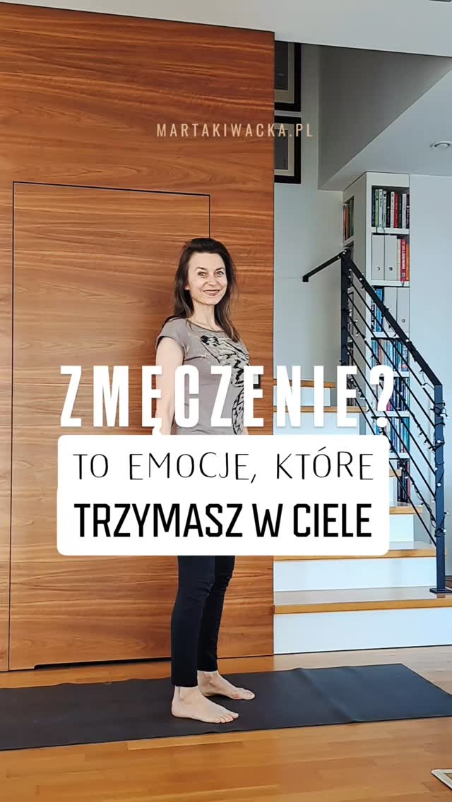 Zmęczenie nie zawsze oznacza brak zasobów. To może być zatrzymana energia. Emocje zamrożone w tkankach.

Wypierane uczucia nie znikają. Ciało pamięta wszystko:
 ▪️ przemilczany wstyd
 ▪️ niewypowiedzianą złość
 ▪️ wstrzymywany płacz
 ▪️ ukrywany strach

Z czasem zaczyna to ważyć coraz więcej.
Pojawia się:
 🔸️ rozdrażnienie
 🔸️ napięcie, które staje się codziennością
 🔸️ brak napędu do działania
 🔸️ poczucie utknięcia

A czasem ciało mówi jeszcze głośniej — przewlekłym bólem, stanem zapalnym, rozregulowaniem, chorobami autoimmunologicznymi, obniżonym nastrojem czy depresją.

W tej rolce pokazuję Ci prostą praktykę łączącą ćwiczenia somatyczne z opukiwanie pod obojczykami (jeden z punktów EFT tapping).

Dzięki temu możesz:
 ✨ poruszyć zatrzymaną energię
 ✨ rozładować napięcie
 ✨ wrócić do równowagi

W tym ćwiczeniu nie musisz wszystkiego analizować.
Czasem wystarczy poruszyć ciało, żeby emocje mogły się uwolnić.

Praktykuj ze mną i poczuj różnicę 🤍

redukcja stresu • spokój naturalnie • techniki wyciszające • układ nerwowy • biohacking • naturalne sposoby na emocje • metoda EFT tapping • sesje online 1:1 • sesje grupowe EFT • warsztaty • emocje • wzorce zachowań • zmiana przekonań • uwalnianie blokad • wsparcie • rozwój osobisty • terapia • uzdrawianie ciała i duszy • zdrowie • wygląd • relacje • finanse • spełnione życie • manifestacja

#somatyka #układnerwowy #regulacja #emocje #EFTtapping