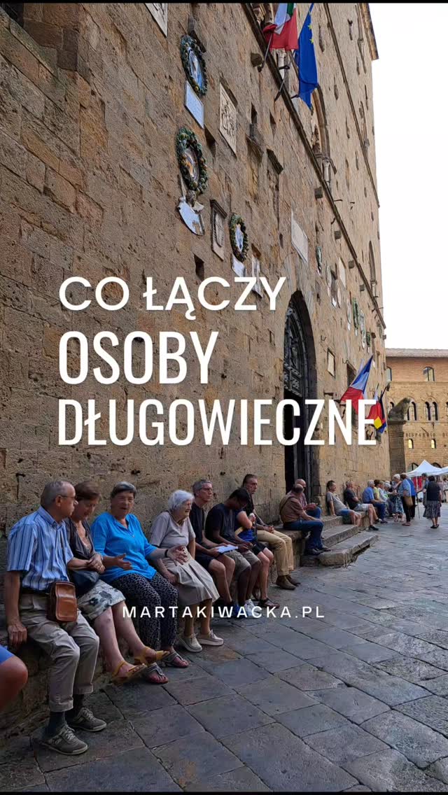 Niebieskie Strefy – 5 obszarów na świecie z najwyższym odsetkiem osób dożywających 100 lat i więcej 🌀💫 

Różne kultury.
Różne diety.
Różny styl życia.
Ale jest jeden wspólny mianownik.
Silne więzi i poczucie przynależności.
Ludzie w tych społecznościach dbają o relacje, wspólnotę i codzienne spotkania.
Otaczają się osobami wyznającymi podobne wartości. 

To jedna z najpotężniejszych rzeczy, jakie możesz zrobić dla swojego zdrowia.
Każdy rodzaj wspierającej więzi ma znaczenie: rodzina, przyjaciele, wspólnota, a nawet relacja ze zwierzętami. 

Badania pokazują też coś bardzo ciekawego – silne więzi społeczne potrafią kompensować nawet brak partnera życiowego. 

Jednym z powodów, dla których kobiety statystycznie żyją dłużej niż mężczyźni, jest… przyjaźń z innymi kobietami.
Kobiety tworzą zwykle głębsze, bardziej intymne relacje.
Łatwiej okazują emocje, wspierają się i są dla siebie obecne. 

Bo więź jest jedną z trzech podstawowych potrzeb człowieka – obok poczucia bezpieczeństwa i satysfakcji z życia. 

✨️ Te trzy filary praktykujemy na moim warsztacie EFT „Programuję się na szczęście” – uwalniając to, co blokuje nas w relacjach i w życiu.
🤗 Jeśli czujesz, że Twoje relacje nie są takie, o jakich marzysz – zapraszam.
🤍 A jeśli chcesz popracować jeszcze głębiej – spotkajmy się na sesji 1:1

redukcja stresu • spokój naturalnie • techniki wyciszające • układ nerwowy • biohacking • naturalne sposoby na emocje • metoda EFT tapping • sesje online 1:1 • sesje grupowe EFT • warsztaty • emocje • wzorce zachowań • zmiana przekonań • uwalnianie blokad • wsparcie • rozwój osobisty • terapia • uzdrawianie ciała i duszy • zdrowie • wygląd • relacje • finanse • spełnione życie • manifestacja 

#relacje #układnerwowy #regulacja #emocje #EFTtapping
