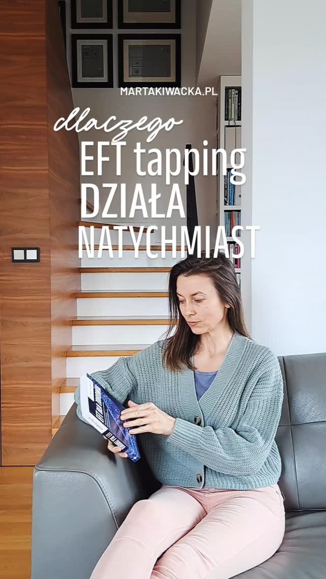 Dlaczego opukiwanie jest tak skuteczne… czasami niemal natychmiast?
To nie tylko „nastawienie mentalne” – i nie tylko „praca z ciałem”.

Według badań przeprowadzonych przez dr Peta Stapleton, dr Dawsona Churcha i innych, EFT działa, ponieważ integruje:

• Przetwarzanie poznawcze (odgórne - z mózgu do ciała) ⬇️
oraz
• Przetwarzanie somatyczne (oddolne - z ciała do mózgu) ⬆️

Kiedy skupiasz uwagę na wspomnieniu, myśli lub emocji, aktywujesz wyższe obszary mózgu odpowiedzialne za świadomość i przetwarzanie emocji.
Jednocześnie opukiwanie punktów akupresurowych dostarcza bodźców sensorycznych do układu nerwowego.

To powoduje potężną zmianę:
Zamiast po prostu myśleć inaczej…
lub po prostu uspokajać ciało…
Angażujesz oba systemy jednocześnie.

Dlatego EFT jest w badaniach opisywane jako interwencja psychofizjologiczna.

Jeżeli kiedykolwiek uświadomiłaś sobie:
„Rozumiem to, ale… nadal to czuję”
— to właśnie tutaj opukiwanie może zniwelować ten rozdźwięk.

Integracja obu ścieżek (psychologicznej i fizjologicznej) jest kluczowa dla lepszego przetwarzania emocji oraz radzenia sobie z lękiem i stresem.

💛 Praktykuj ze mną EFT i poczuj różnicę!

✨ Wciąż możesz dołączyć do wiosennego wyzwania regulacji układu nerwowego ‘Detoks mentalny’ w mojej grupie FB ‘Styl życia z EFT’

sesje online 1:1 • sesje grupowe EFT • warsztaty • metoda EFT tapping • emocje • wzorce zachowań • zmiana przekonań • uwalnianie blokad • wsparcie • rozwój osobisty • terapia • uzdrawianie ciała i duszy • zdrowie • wygląd • relacje • finanse • spełnione życie • manifestacja • redukcja stresu • spokój naturalnie • techniki wyciszające • układ nerwowy • biohacking • naturalne sposoby na emocje

#EFTbadania #somatyka #stres #układnerwowy #EFTtapping

📚 Źródło:
Stapleton, P., Kip, K., Church, D., Toussaint, L., Footman, J., Ballantyne, P., & O’Keefe, T. (2023).
Emotional freedom techniques for treating post-traumatic stress disorder: An updated systematic review and meta-analysis.
Frontiers in Psychology, 14, 1195286.
https://doi.org/10.3389/fpsyg.2023.1195286